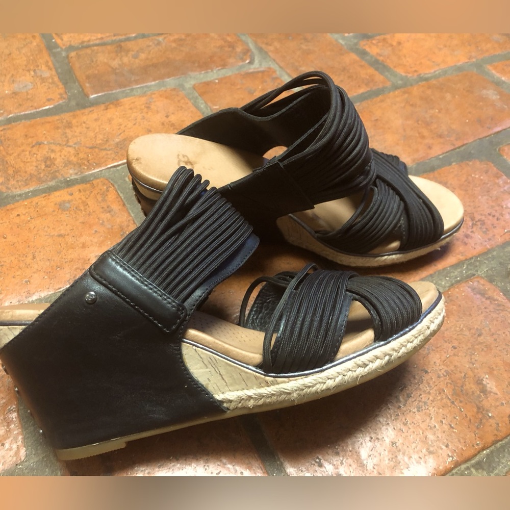 UGG Hilarie Wedge Black Sandal Size 7